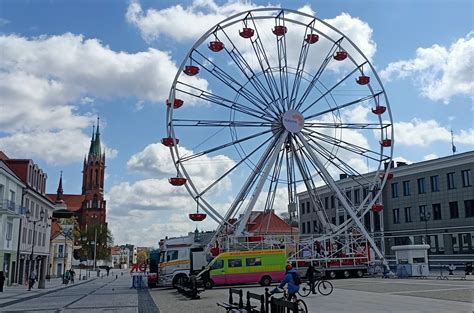 Zdjęcie płonącej restauracji Młyńskie Koło w Antoninku, z widocznym gęstym dymem unoszącym się z dachu i strażakami prowadzącymi akcję gaśniczą.