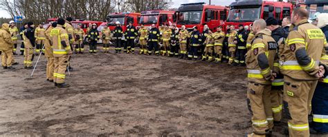 Zdjecie przedstawiające wójta gminy i strażaków podczas przekazywania sprzętu