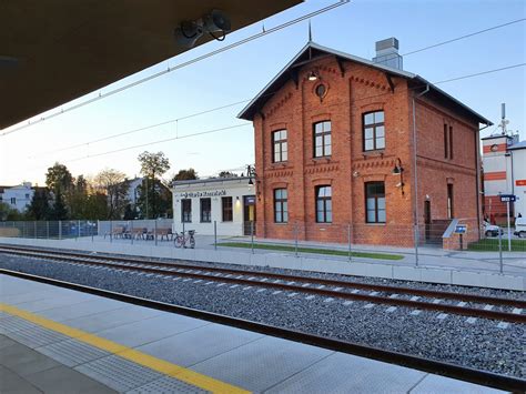 Ilustracja przedstawiająca historyczną remizę strażacką w Ożarowie Mazowieckim z początków XX wieku.