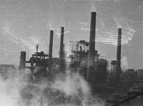 Historyczna fotografia remizy lub strażaków z Huty