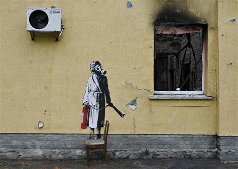 Zestawienie hydrantów udekorowanych w Poznaniu z klasycznym graffiti Banksy'ego