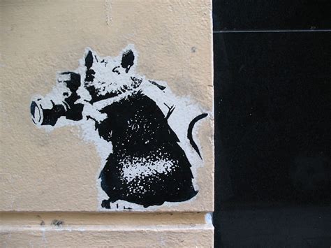 Grafika Banksy'ego przedstawiająca szczura z radiem lub pistoletem
