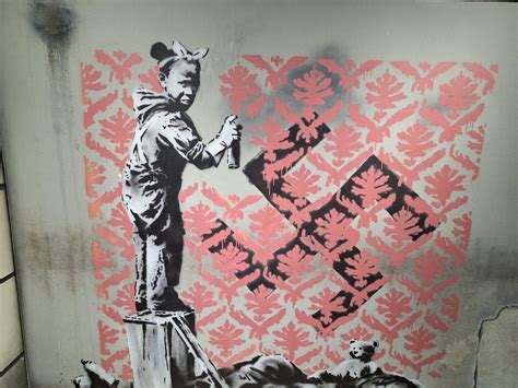 Graffiti Banksy'ego przedstawiające dzieci rzucające tablicą 