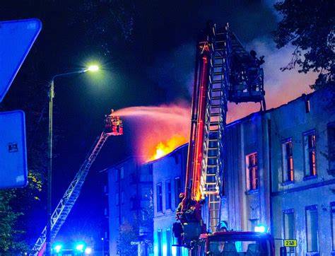 Strażacy gaszący pożar dawnej fabryki mebli w Sulechowie