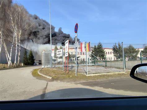 Zdjęcie zniszczonej hali produkcyjnej po pożarze w Cigacicach