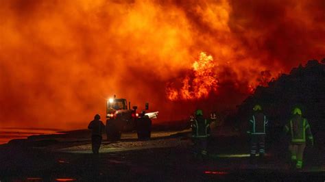 Thematic photo of a large fire with smoke, possibly with firefighters in the foreground
