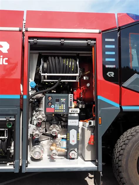 Wnętrze przedziału sprzętowego wozu strażackiego Rosenbauer AT z systemem COMFORT