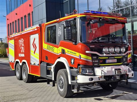 zdjęcie lekkiego wozu strażackiego Peugeot Boxer z zabudową kontenerową