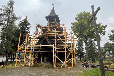 Zgliszcza spalonego drewnianego kościoła