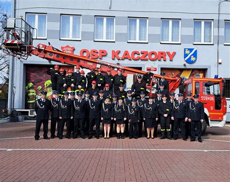 Zespołowe działania strażaków OSP Kaczory podczas akcji ratunkowej