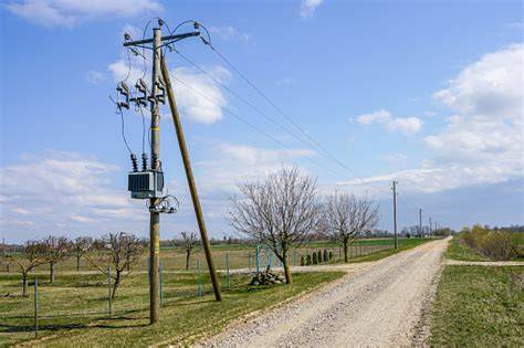 zdjęcie uszkodzonej linii energetycznej nad spaloną roślinnością
