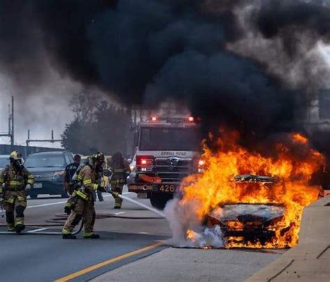 zdjęcie płonącego samochodu z widocznymi płomieniami i dymem