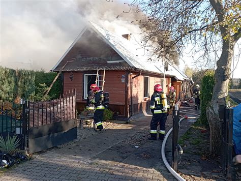 scena pożaru domu jednorodzinnego, akcja ratunkowa straży pożarnej