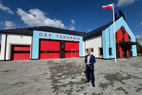 Zdjęcie przedstawiające nowoczesną remizę strażacką z dwoma boksami garażowymi w Nowolesiu