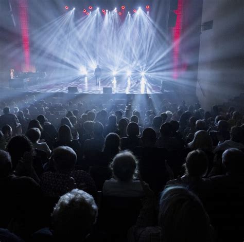 Scena i publiczność podczas wydarzenia kulturalnego w Starej Remizie