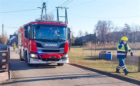 Zdjęcie strażaków pracujących przy rozdzielni elektrycznej lub wejście do Centrum Handlowego Solaris podczas akcji ratunkowej