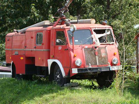 Tematyczne zdjęcie strażackiego Jelcza z autopompą i zbiornikiem wody