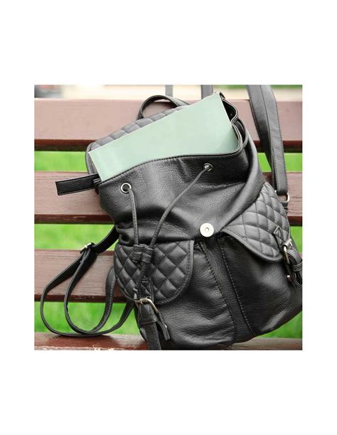 Ilustracja przedstawiająca flagę z bliska, ukazująca metalowe oczka i wzmocniony szew.