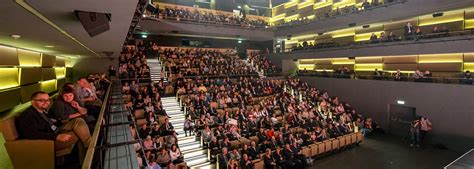 Sala teatralna w dawnej odlewni, przekształcona na centrum kulturalne