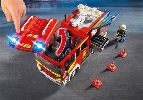 Zabawkowy samochód strażacki Playmobil 5363 z włączonymi światłami i syreną