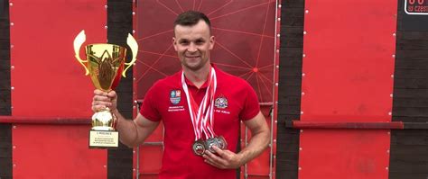 Strażak Artur Tokarczyk podczas bicia rekordu w sporcie pożarniczym
