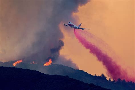Samolot gaśniczy Boeing 747 Supertanker w akcji