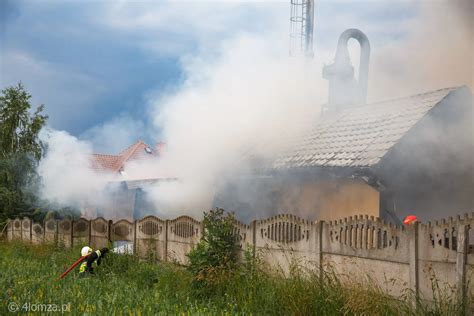 Zdjęcie płonącej stolarni w Brzozowicy Małej z widocznym dymem i płomieniami