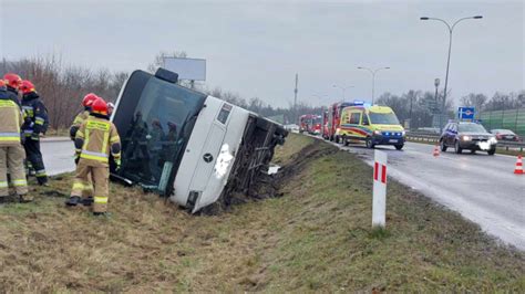 Zniszczony polski autokar po wypadku na Węgrzech, wydobywany z rowu