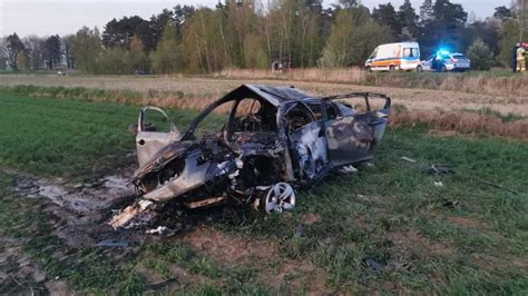 Wrak spalonego autokaru po wypadku drogowym