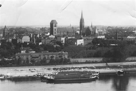 archiwalne czarno-białe zdjęcie założycieli OSP w Skale z 1910 roku przed drewnianą remizą