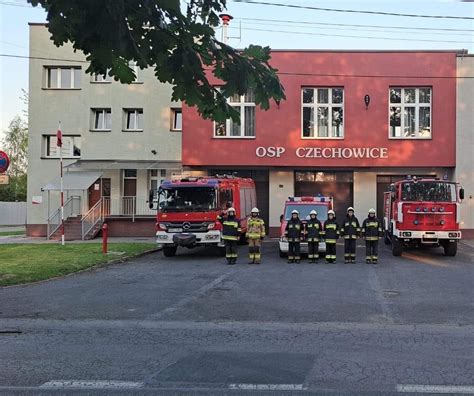 Zdjęcie z ceremonii wręczenia medali podczas obchodów 100-lecia OSP Kostuchna