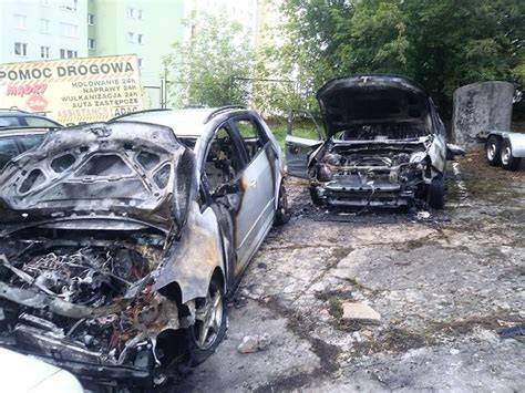 Zdjęcie spalonych komórek i uszkodzonych samochodów po pożarze