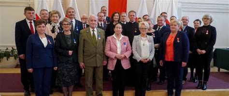 Sytuacja wręczenia odznaczeń zasłużonym strażakom-ochotnikom
