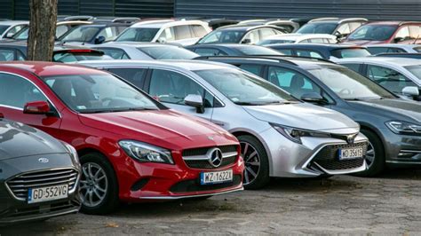 Zdjęcie różnych modeli strażackich samochodów, dostępnych na rynku wtórnym