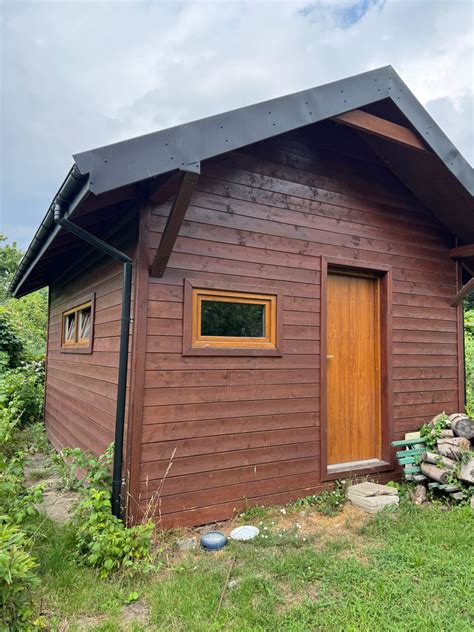 zdjęcie spalonego domku letniskowego na ogródkach działkowych