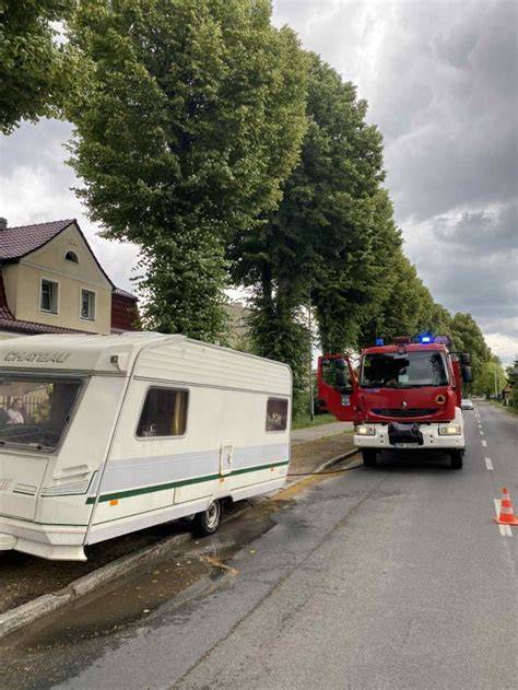 Thematyczne zdjęcie płonącej przyczepy kempingowej lub strażaków w akcji