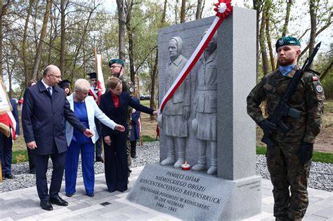 Zdjęcie pomnika upamiętniającego ofiary pacyfikacji w Kornicy lub Baryczy