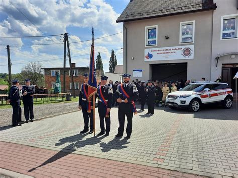 Zdjęcie przedstawiające jubileuszowe obchody OSP w Modle Królewskiej, np. odsłonięcie figury św. Floriana