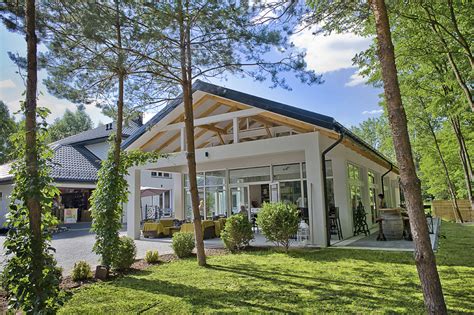 Winny Garaż - wnętrze z butelkami wina i elegancko zastawionymi stołami