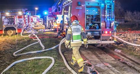 zdjęcie wozów strażackich podczas akcji gaśniczej pożaru Biedronki w Ozimku