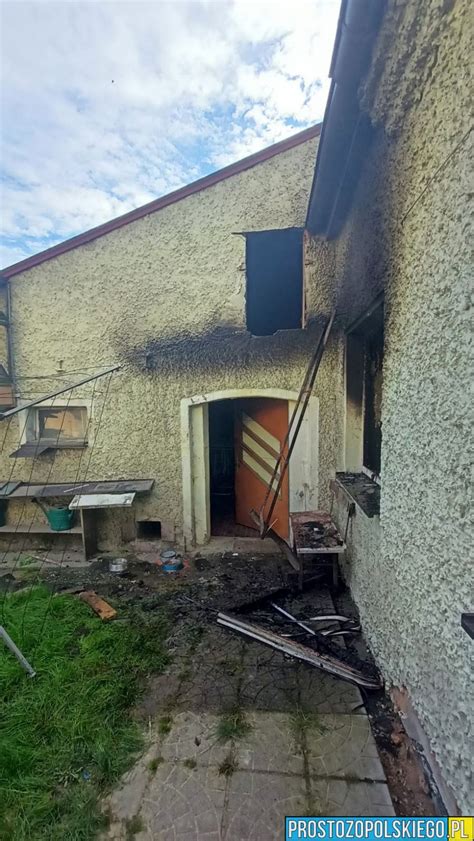 Strażacy gaszący pożar domu jednorodzinnego
