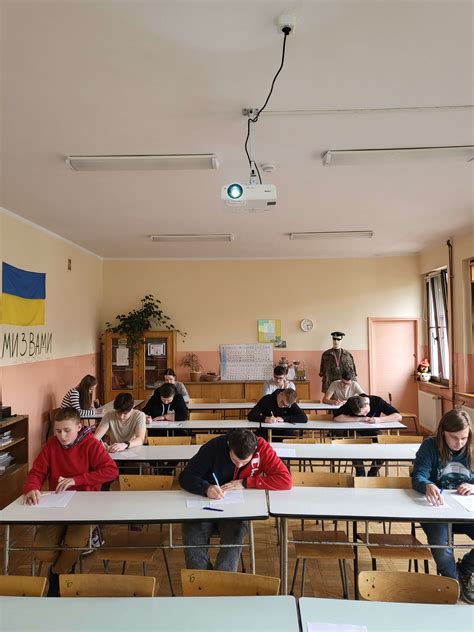 Uczniowie podczas testu z wiedzy pożarniczej