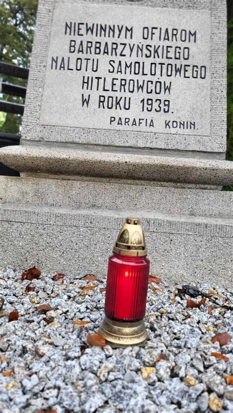 Zdjęcie przedstawiające znicze i symbole pamięci o zaginionym strażaku OSP Wrocki