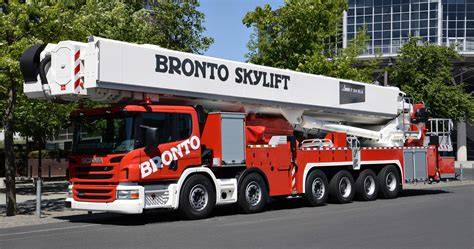 Thematyczne zdjęcie podnośnika strażackiego Bronto Skylift w akcji ratowniczej