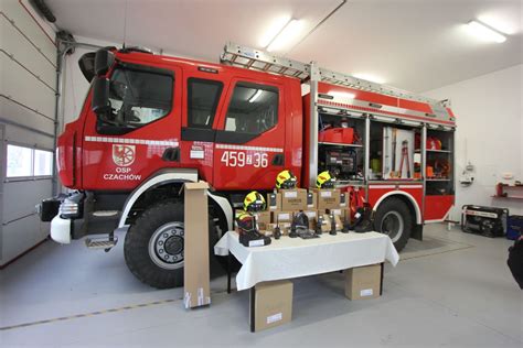 Przykładowe zdjęcie wnętrza profesjonalnego sklepu strażackiego z ekspozycją sprzętu.