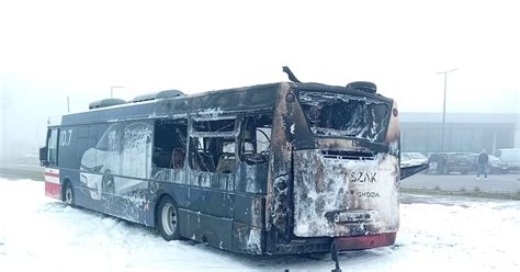 Zdjęcie spalonego autobusu i uszkodzonej elewacji szkoły w Iłkowicach