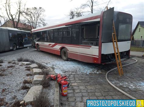 Fotografia autobusu miejskiego Scania z uszkodzoną komorą silnikową w zajezdni MPK Tarnów