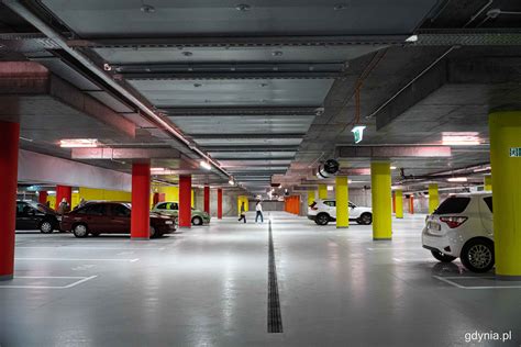 Zdjęcie zadymionego parkingu podziemnego w centrum handlowym