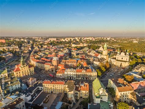 Widok na panoramę Śmigla z charakterystycznymi wiatrakami i wieżą kościelną w tle