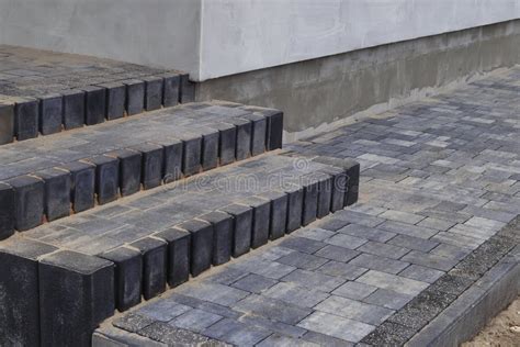 zdjęcie eleganckich schodów betonowych zewnętrznych prowadzących do domu